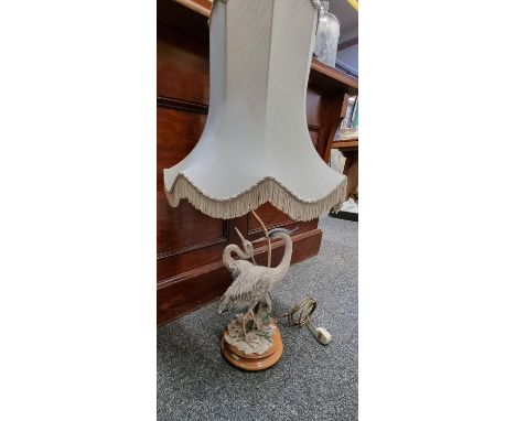 Italian probably Capodimonte porcelain table lamp of two herons on a naturalistic and wooden  base. Indistinctly signed, with