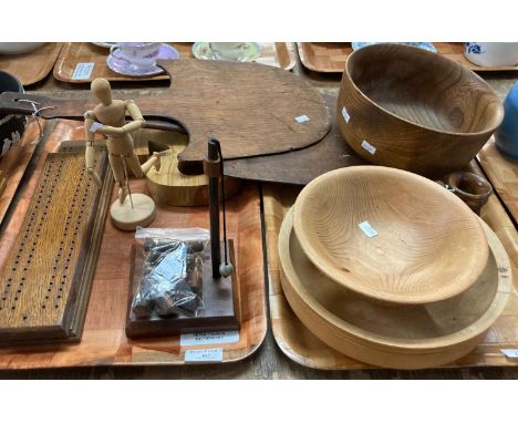 Two trays of assorted treen, to include: two rustic bread flats, elm turned bowls, an olive wood tankard, reticulated lay fig