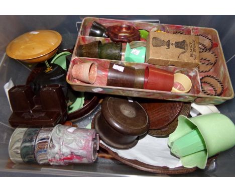 Box vintage and recycled plastic kitchenalia: vintage green plastic sugar sifter, vintage Parex oval dish, cutlery tray, plan