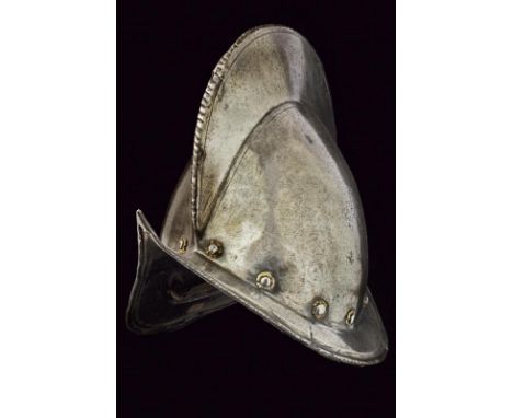 dating: 16th Century provenance: Italy, Smooth skull in one piece with high comb, twisted border (some damages). Sloping brim