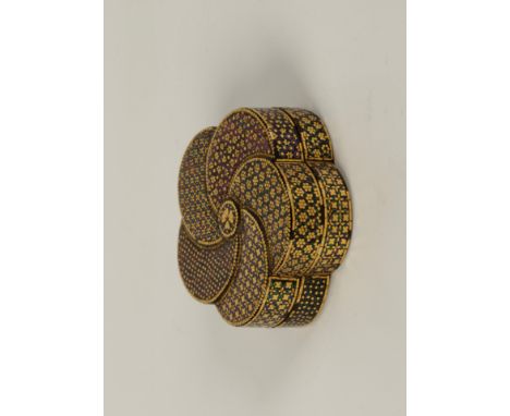 A CHINESE GOLD LACQUER AND MOTHER OF PEARL INLAID SMALL COSMETIC BOX in the manner of Jiang Qianli, late Ming/early Qing Dyna