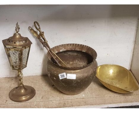 SHELF OF BRASS WARE, SPITTOON, NOVELTY GAS LAMP ETC