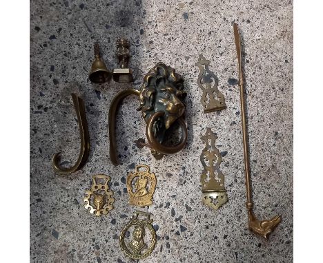 VICTORIAN BRASS LION HEAD DOOR KNOCKER, 3 HORSE BRASSES, BRASS BELL, 2 SHOE HORNS, ORNAMENT HORSE HEAD BOOT HORN &amp; PAIR B