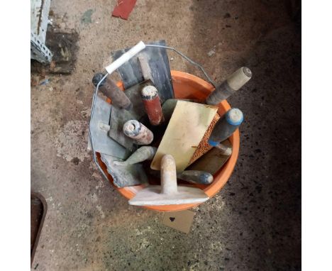 LARGE QTY OF PLASTERERS TOOLS, ELECTRICAL CABLES, TROWEL, MALLETS &amp; SOCKET SET ETC