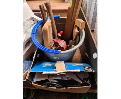 A BUCKET CONTAINING A MACALLISTER 750 watt ANGLE GRINDER, HAMMERS &amp; OTHER HAND TOOLS