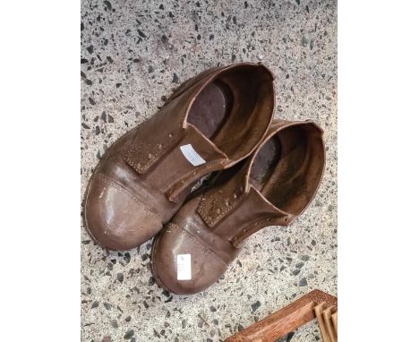 2 CERAMIC BROWN NOVELTY BOOTS