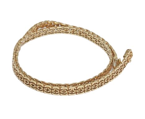 A 9ct gold smooth link choker necklace, import marks; sponsor 'LJM', London 1976, length 39cm, weight 20.7g.Condition - good,