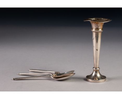 SET OF THREE SILVER 'GOLF' TEASPOONS, each handle in the form of two golf irons surmounted by a golf ball, Birmingham 1971 an