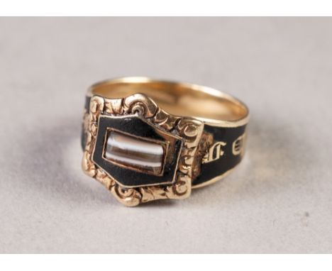 GEORGE IV GOLD AND BLACK ENAMELLED MOURNING RING, the shank embossed 'In Memory of', the cartouche shaped top framing a black