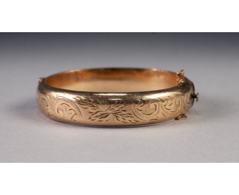 9ct GOLD AND METAL CORE HINGE-OPENING BANGLE, with engraved top