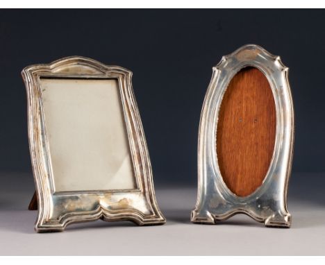 WALKER AND HALL SILVER MOUNTED EASEL PHOTOGRAPH FRAME, oblong aperture, moulded border with trefoil top, Sheffield 1912, oak 