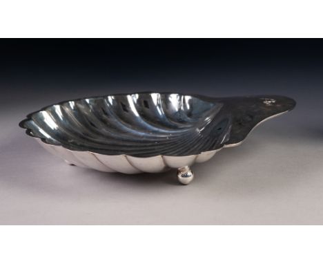 EDWARDIAN SILVER LARGE SCOLLOP SHAPE DISH, originally with glass liner now absent, Sheffield 1904, 12oz