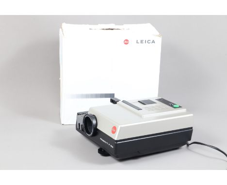 A Leica Pradovit P 150 Slide Projector, serial no 612484, body VG, powers up, lamp lights, with Hektor-P2 85mm f/2.8 lens, sl