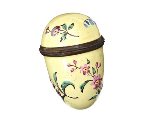 ENAMEL NUTMEG GRATER WITH FLORAL DESIGN. HEIGHT: 2 INCHES. IN GOOD CONDITION.