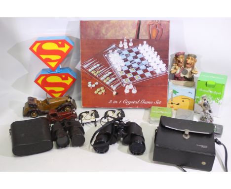 Lot to include a boxed 3 in 1 Crystal Game Set, boxed Atlas Editions British Birds Collection figure, Superman money banks, c