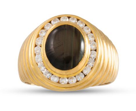 A GENT'S STONE SET RING, to a diamond surround, mounted in 18ct gold fluted mount, size U, 14.5 g.