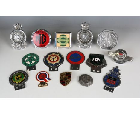 A collection of fifteen vintage car badges, including Singer Owners Club, Marlin Owners Club, British Field Sports Society, W