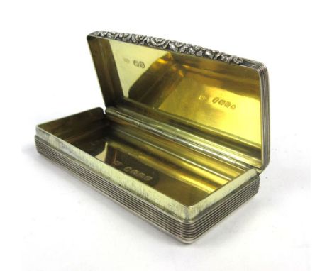 A George IV silver, parcel gilt and engine turned snuff box of rectangular form, maker WE, London 1827, w. 8 cm   CONDITION R