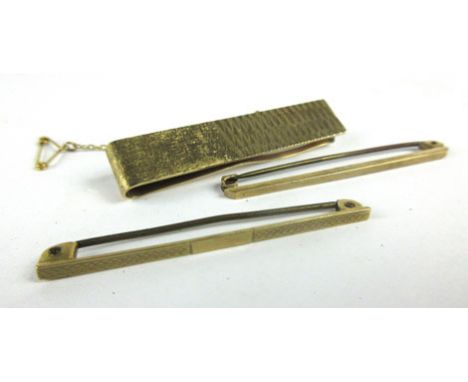 Three 9ct yellow god tie clips of varying designs, overall 7.9 gms
