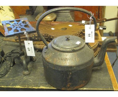 Vintage cast iron kettle together with a cast iron telescopic trivet. (2)(B.P. 24% incl. VAT)