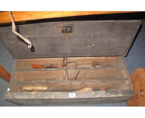 Wooden carpenter's tool box with partitioned interior and assorted tools, various.(B.P. 24% incl. VAT)