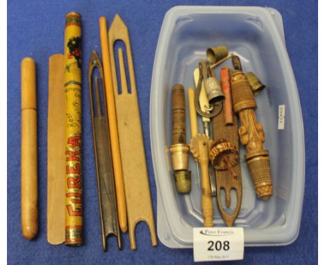 Box of treen items, various, bobbins, thimbles, case of vintage knitting pins etc.(B.P. 24% incl. VAT)