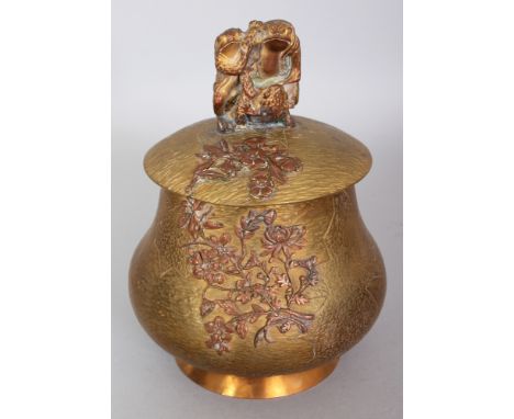 AN EARLY 20TH CENTURY JAPANESE METALWORK VASE & COVER, with onlaid floral coppered decoration, the finial in the form of thre