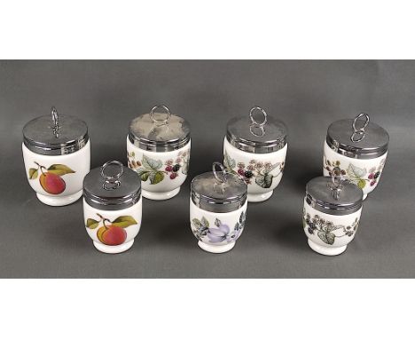 6 "Egg coddler", Royal Worcester, England, Porzellan, bestehend aus 4 Höhe 10cm und 3, Höhe 8,5cm, ein kleiner weiterer anbei