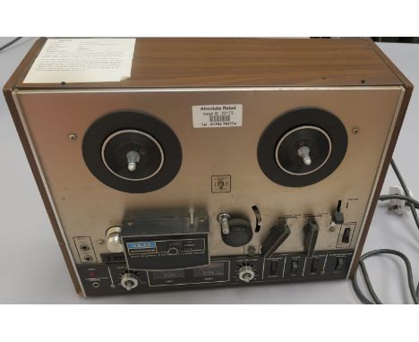 Vintage AKAI Model 4000DS Reel To Reel Player / Recorder made in the late to mid 70's. Condition - Item powers up and produce