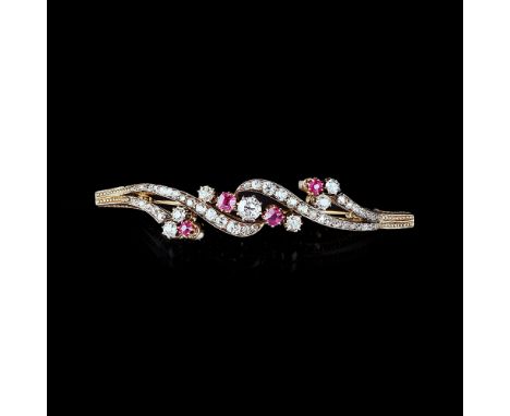 Jugendstil Brosche mit Altschliffdiamanten und Rubinen. Um 1910. 14 kt. Roségold mit Silber. Gebogte Brosche mit 49 Diam. im 