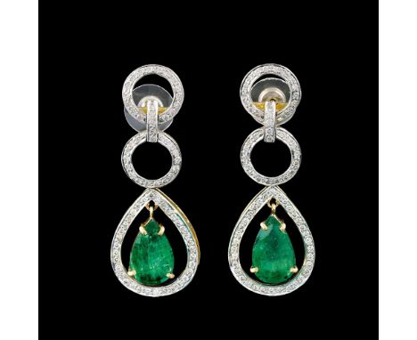Paar Smaragd-Brillant-Ohrhänger. 14 kt. GG mit WG, gest. Zwei Smaragde im Tropfenschliff zus. ca. 9,42 ct. (ca. 15,5 x 9,8 - 