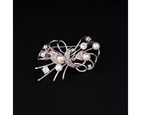 Diamant-Perlen-Brosche. 14 kt. WG, gest. Besatz mit 6 Diam. im Alt- und Übergangsschliff zus. ca. 0,80 ct. Leicht Getöntes We