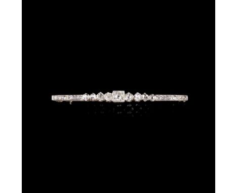 Jugendstil Diamant-Stabbrosche. Um 1900. 14 kt. GG mit Platin. Mit 5 Altschliffdiam. zus. ca. 0,65 ct. Weiß(H)-Getöntes Weiß(