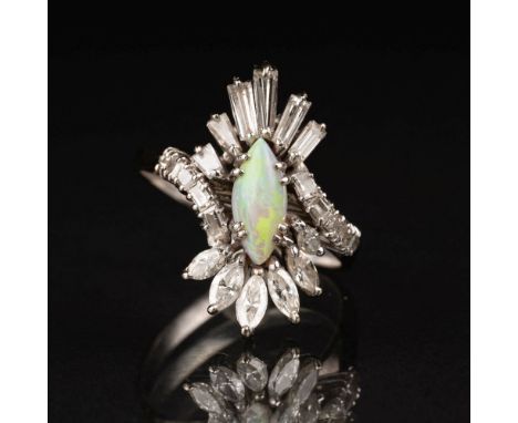 Opal-Diamant-Ring. 14 kt. WG. Gegabelte Ringschiene, im Zentrum der Opal in spitzer Navetteform mit 22 Diam. im Baguette-, Tr