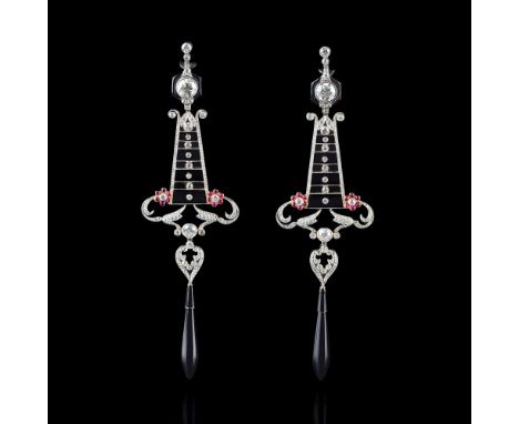 Hochkarätiges Paar Art-déco Diamant-Ohrhänger. Salzburg. Um 1925. Platin mit GG, gest. 950, BZ. Besatz mit insges. 328 Diam. 