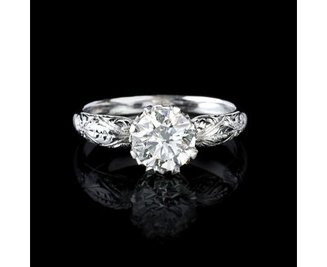 Solitär-Ring. Platin, tlw. Gravur-Dekor, gest. Pt950. In Kronenfassung der Brill. ca. 1,50 ct. Leicht Getöntes Weiß(J)/Getönt