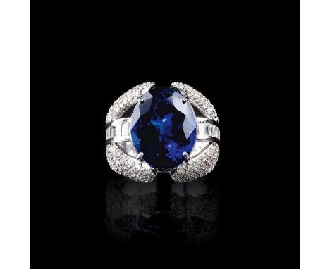 Hochkarätiger Tansanit-Diamant-Cocktailring. 14 kt. WG, gest. Großer, farbintensiver Tansanit im Ovalschliff 20,91 ct. (ca. 1