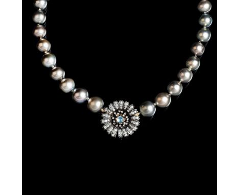Tahitiperlen-Collier mit zwei Edelsein-Schließen. 14 kt. RG mit Silber und 18 kt. WG, tlw. gest. Zur Schauseite antike Blüten