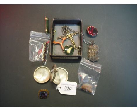 A mixed lot of jewellery, to include: a Victorian coral pendant, a 14ct gold brooch mounted with jade fish, two Edwardian bro