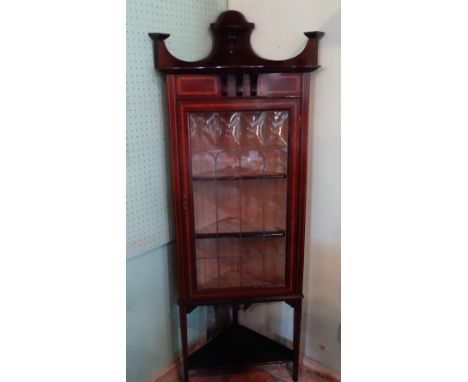 An Edwardian mahogany and inlaid corner display cabinet, having lead glazed door over open shelf (65cm).