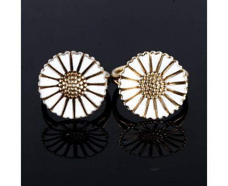 BERNHARD HERTZ - 2 Vintage Danish vermeil sterling silver whit enamel daisy pattern rings, daisy diameters 18.2mm, sizes J an