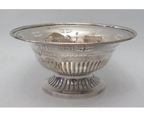 An Edward VII Silver Bread Basket with pierced decoration, Birmingham 1907, William Hair Haseler, 238g 