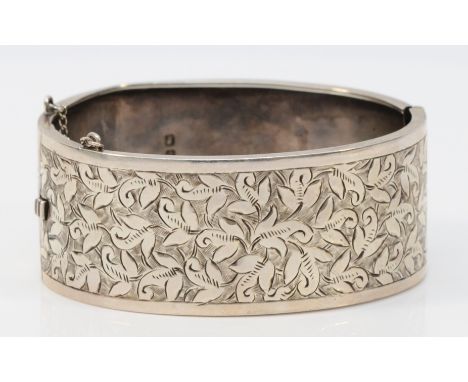 A Victorian silver hinged bangle, Birmingham 1881, 55 x 46 x 25mm, 21gm
