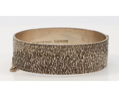 A silver hinged bangle, with bark finish, Birmingham 1970, 58 x 54 x 19mm, 40gm