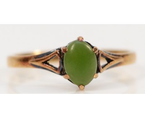 A 9ct gold nephrite jade ring, P, 1.7g