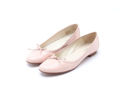 A PAIR OF BURBERRY PINK BALLERINA FLATS EU 39.5
Light pink with bow detail, with cream insoles
BURBERRY
Shoes size EU39.5
Con