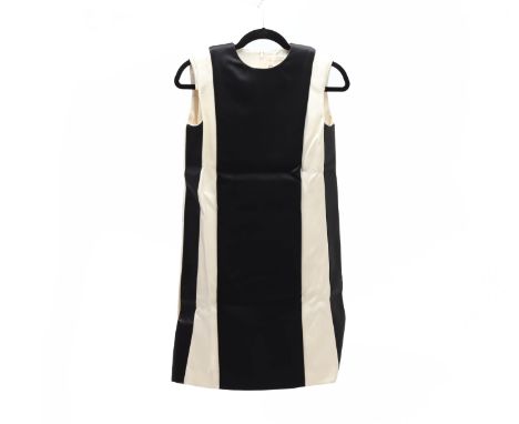 A CELINE CREAM AND BLACK SILHOUETTE EVENING DRESS
With padded shoulders, and straight black lines
EU 34
Condition: PRISTINE -