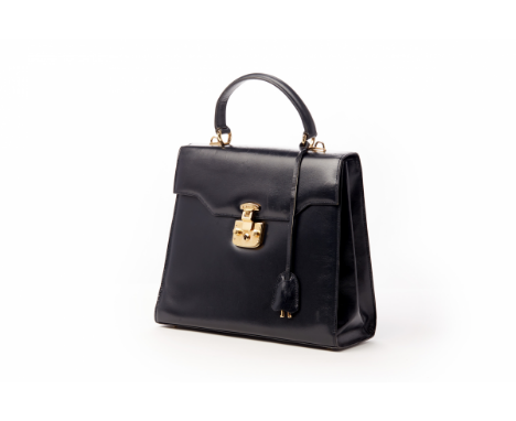 A GUCCI NAVY BLACK LEATHER HANDBAG WITH RED LEATHER LINING Black leather handbag with gold-tone hardware, original keys and m
