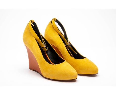 A PAIR OF CELINE YELLOW WEDGE HEELS EU 36
With suede exterior and ankle strap
CELINE
Size EU 36
Condition: PRISTINE - Items h