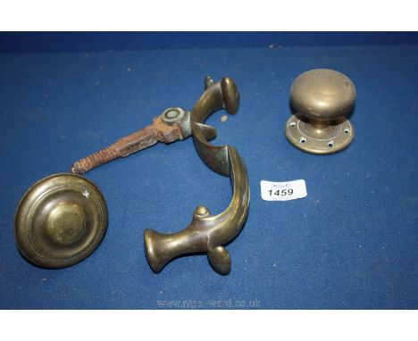 A Georgian brass door knocker and a brass handle